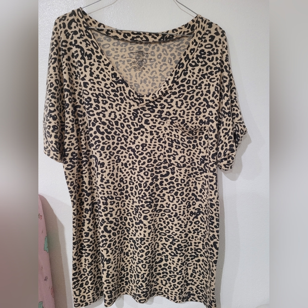 Vneck leopard print short sleeve
